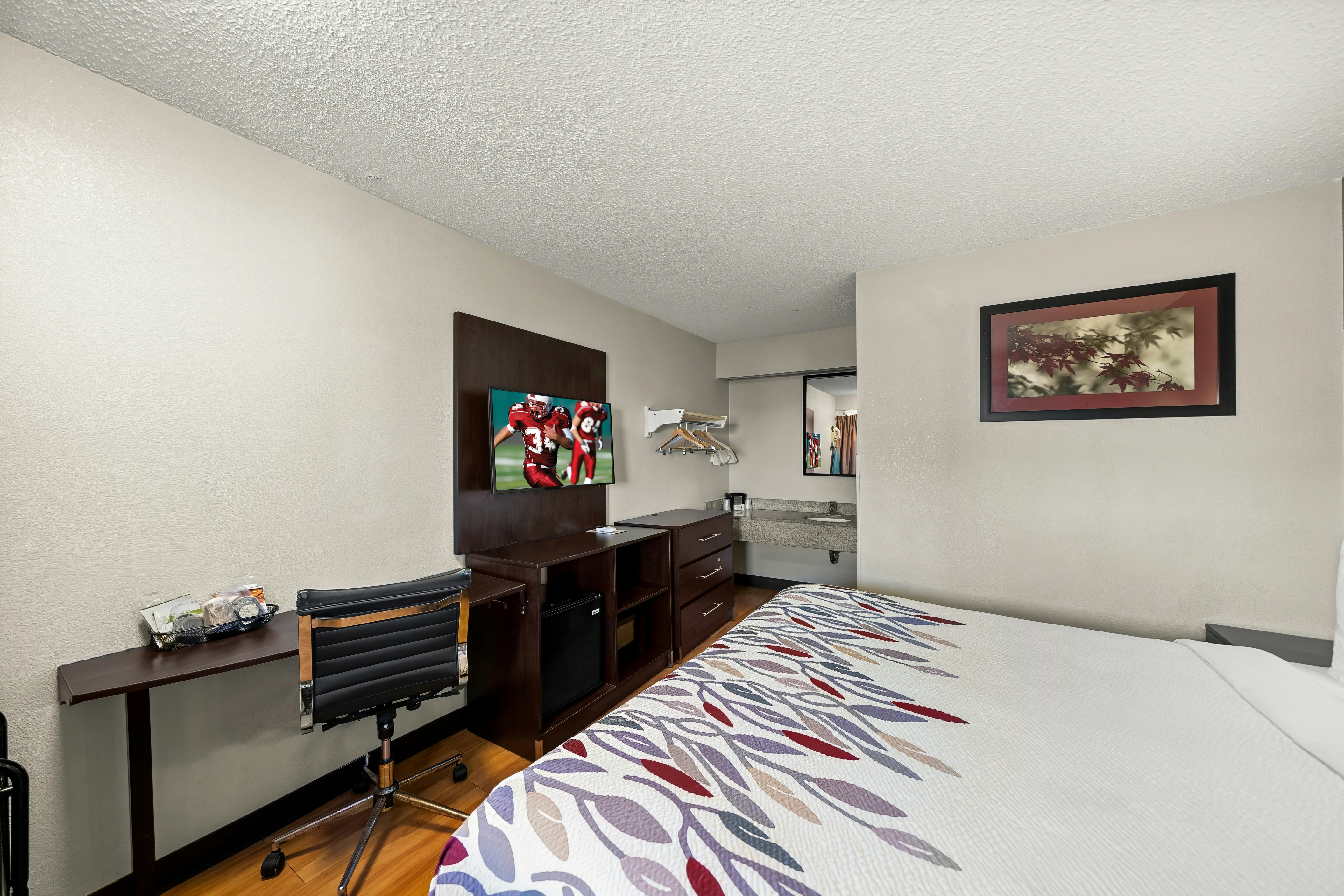 Non-Smoking Deluxe 1 King Bed, Micro-Fridge، Red Roof Inn Dallas - DFW Airport North 3/6