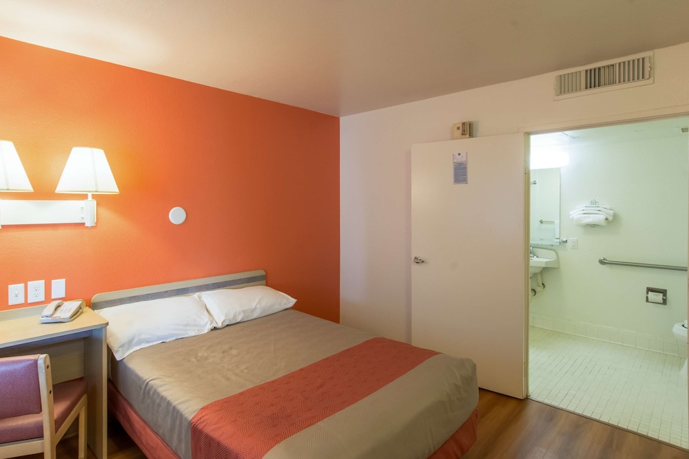 غرفة قياسية بسرير مزدوج لذوي الإعاقة، Motel6 Redding, CA - North 4/6