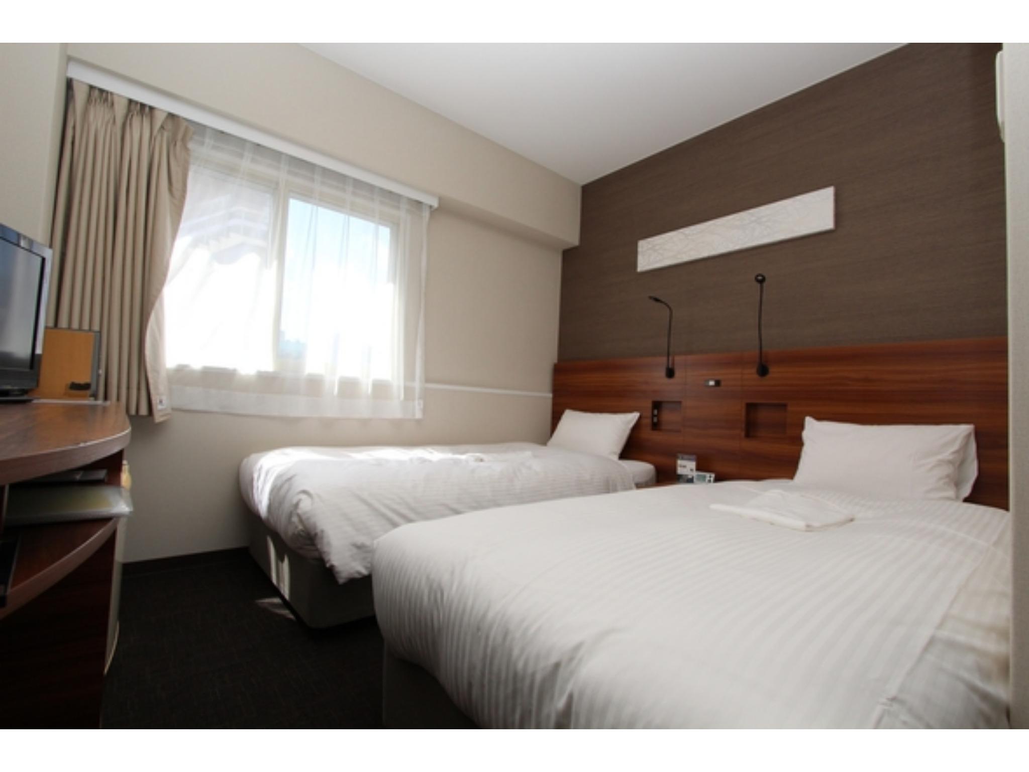 Twin Beds, Smoking
