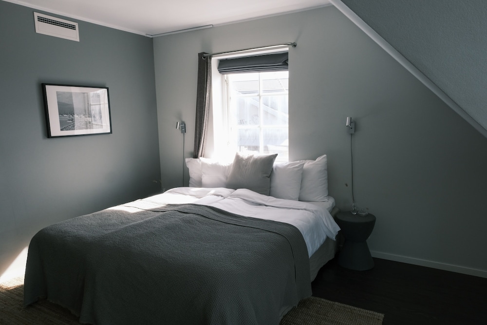STANDARD, TWIN BEDS, CITY VIEW