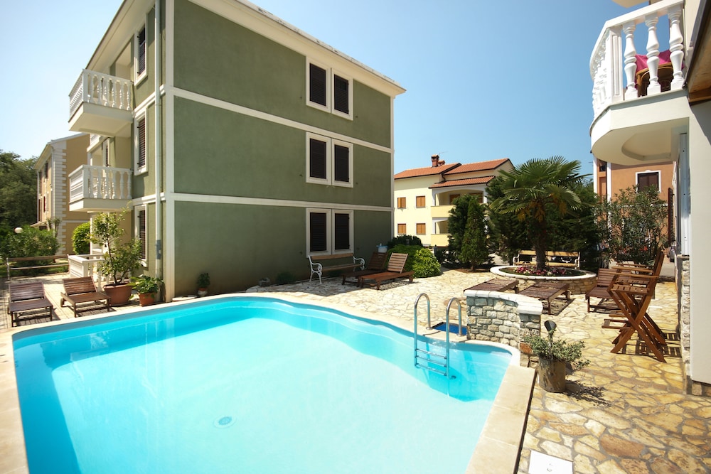 APARTMENTS AND ROOMS DEGRA 22/49