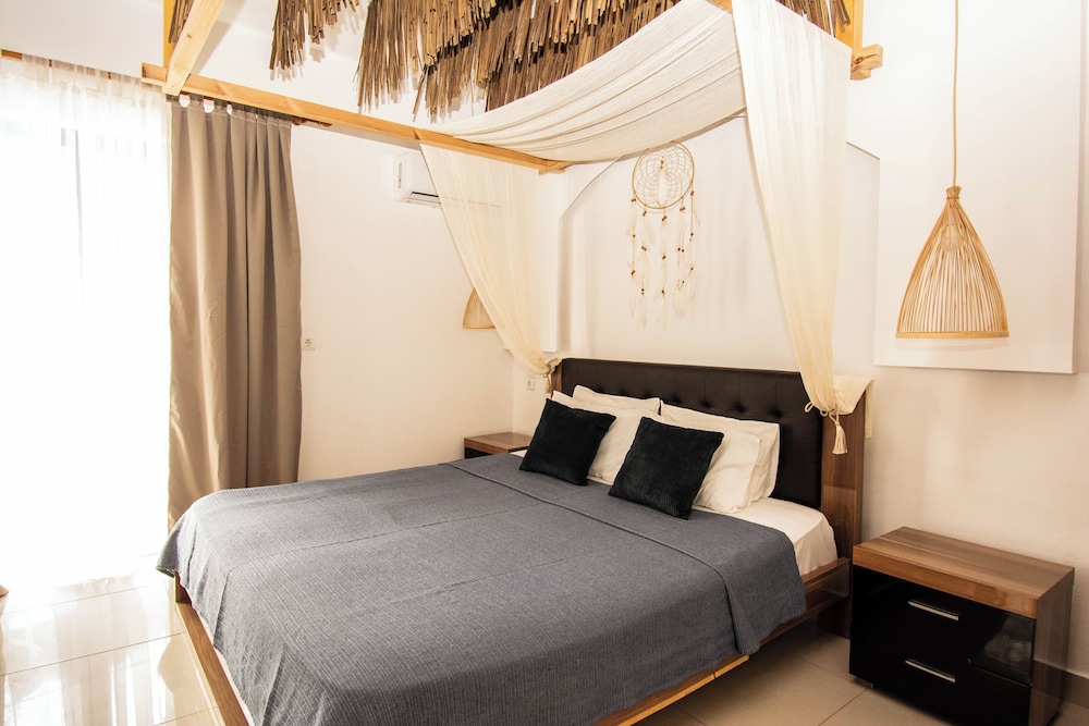 Deluxe, Studio, Queen Bed, Jetted Tub, Ground Floor