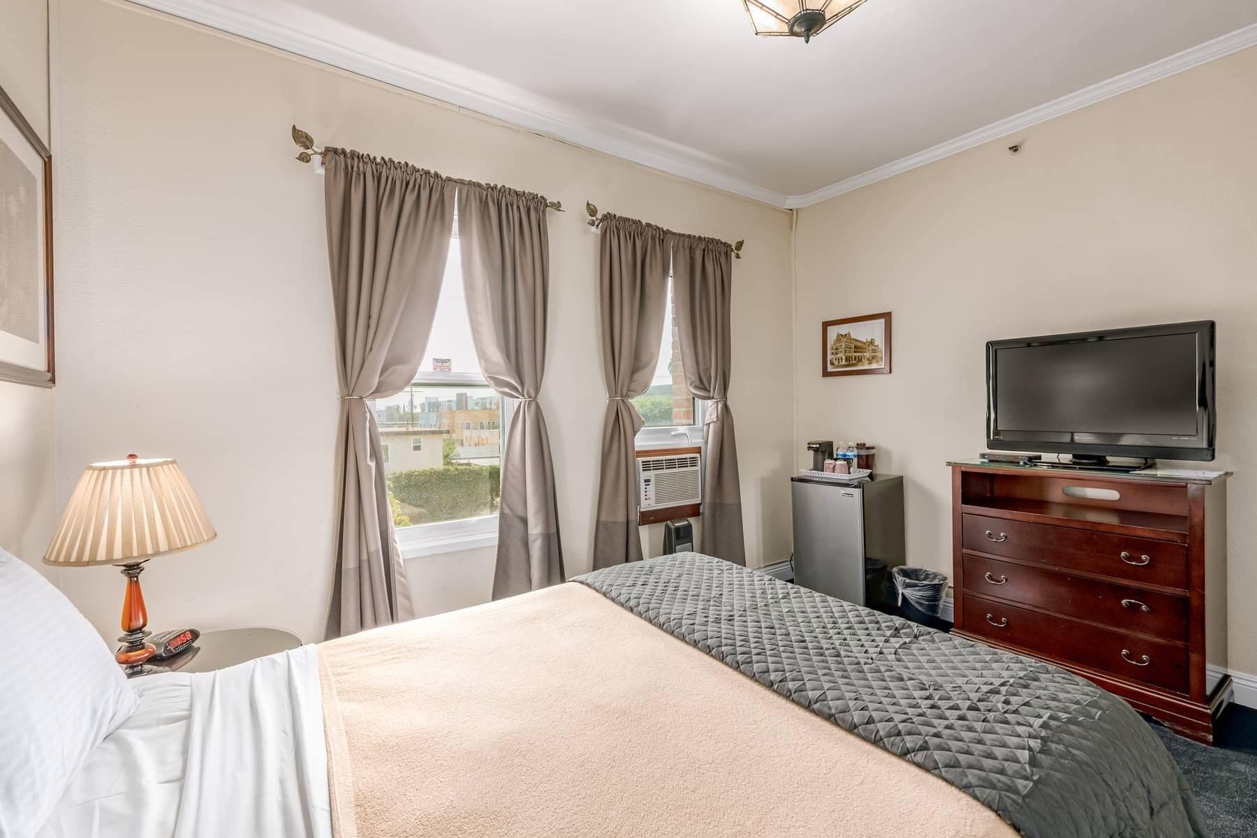 DELUXE, QUEEN BED