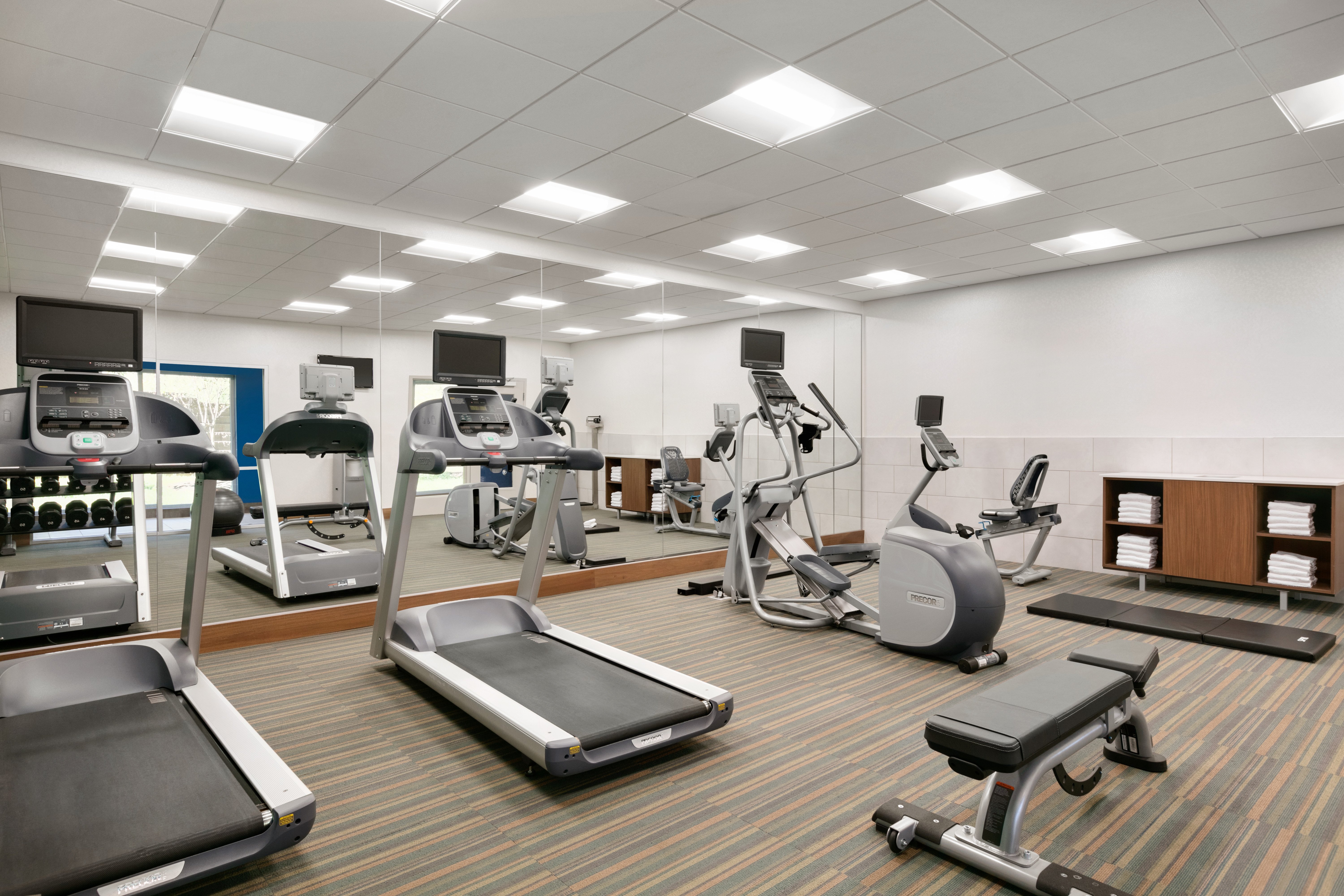 Holiday Inn Express & Suites Salisbury 26/38