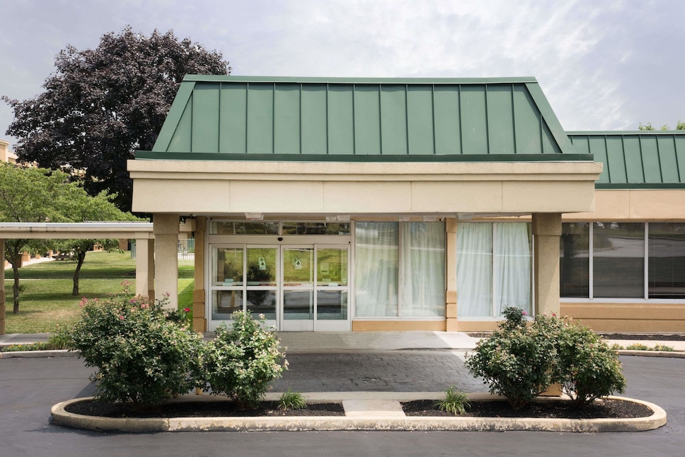 Days Inn And Suites By Wyndham York 1/28
