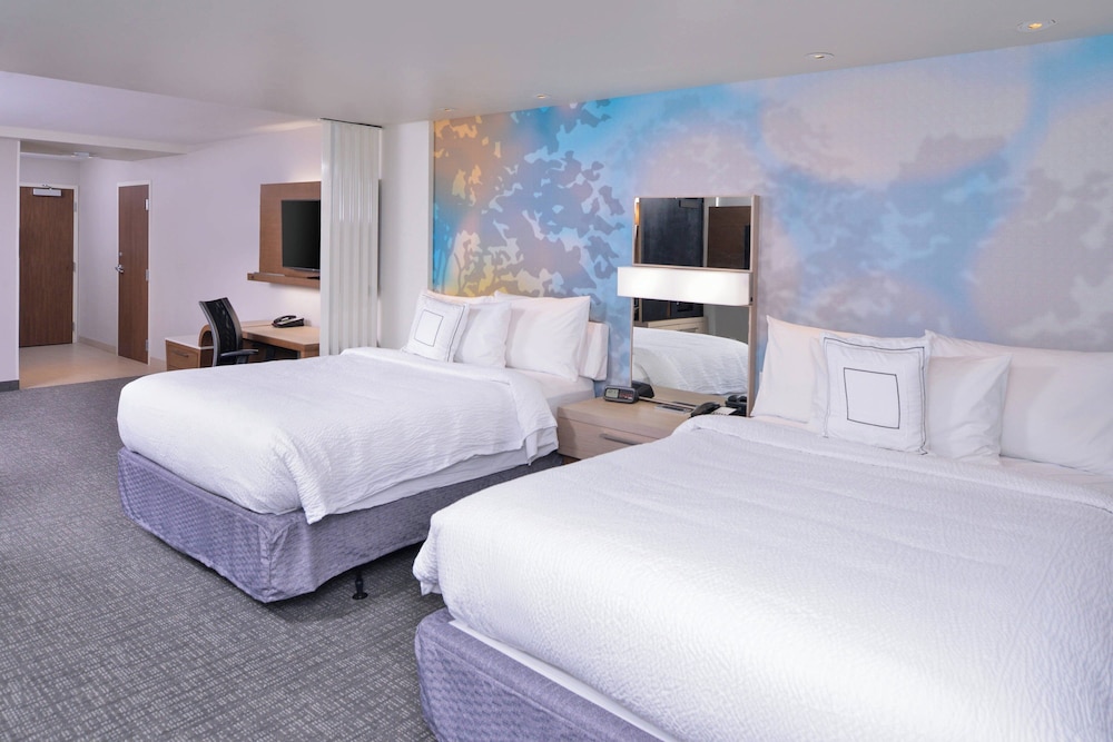 Studio, 2 Queen Beds, Sofa, Accessible
