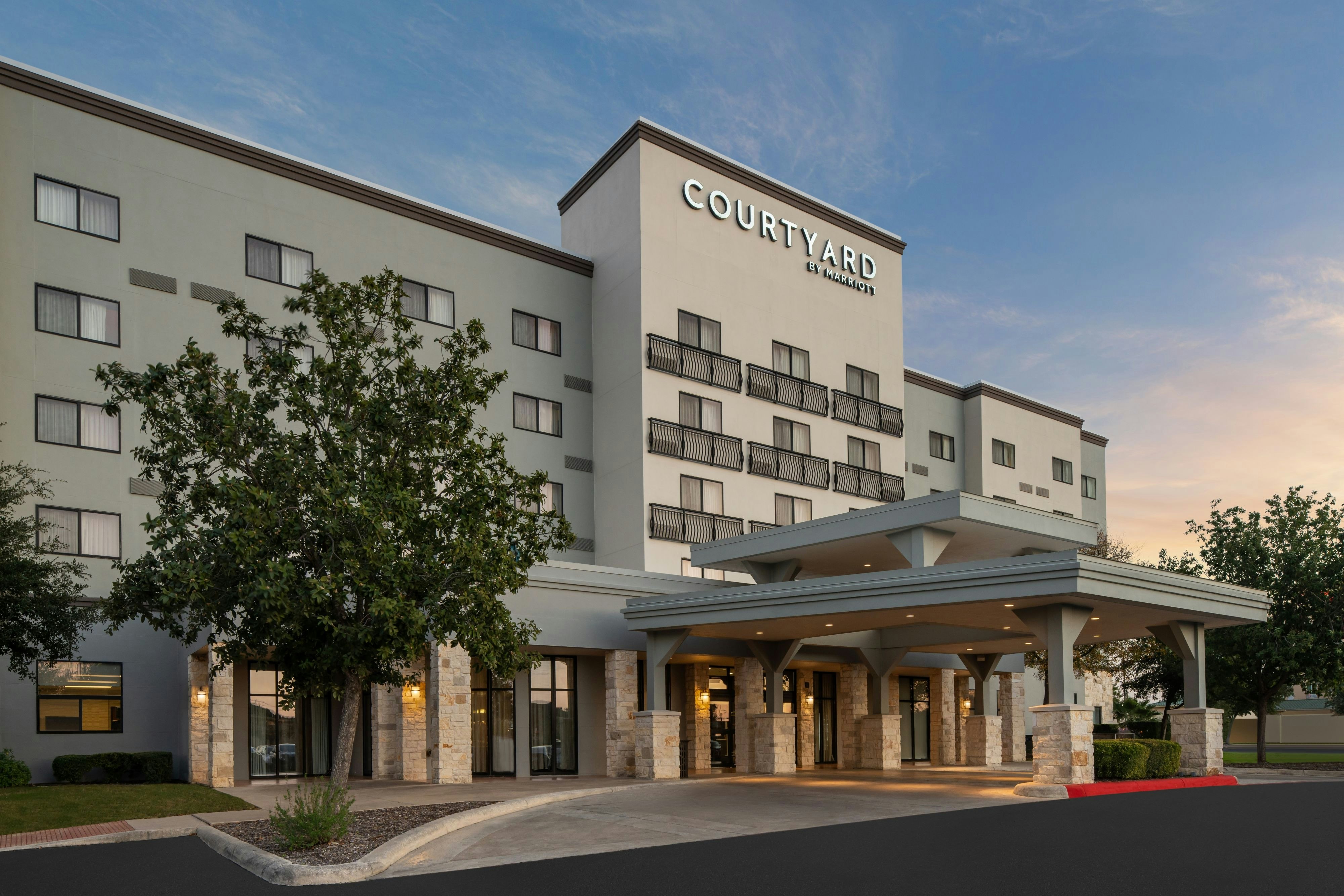 Courtyard By Marriott San Antonio Six Flags At The Rim 4/36