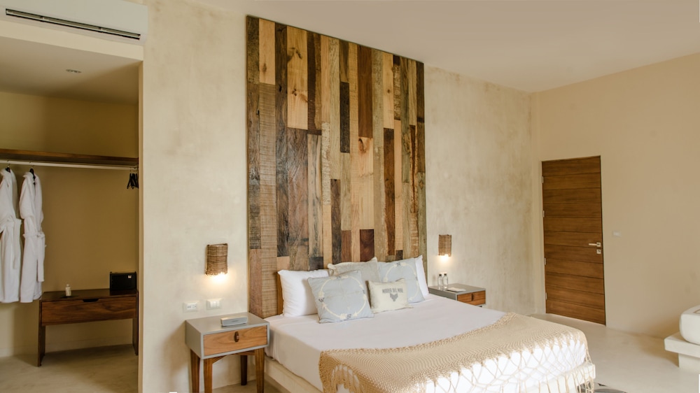 JUNIOR SUITE, OCEAN VIEW, BALCONY