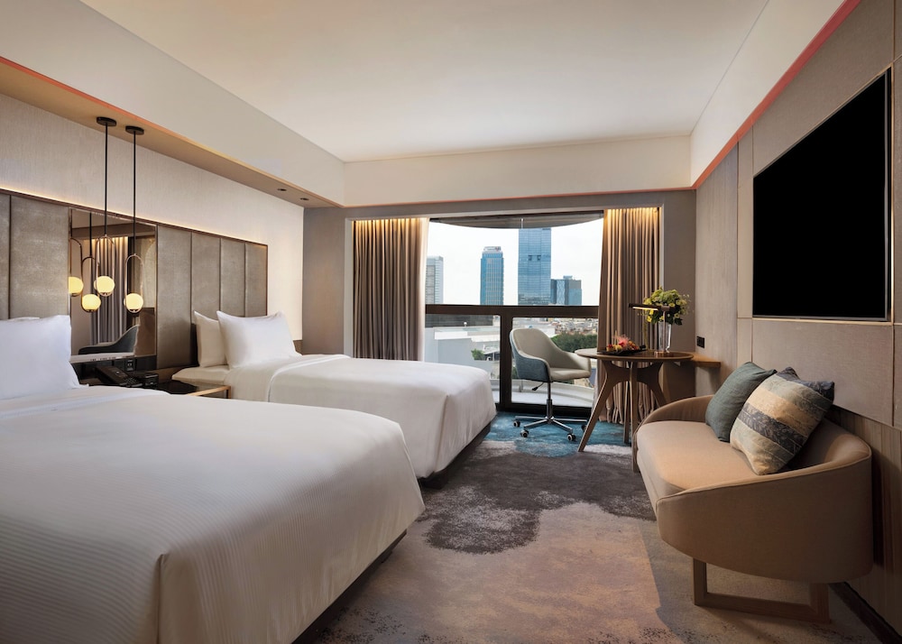 GRAND, TWIN BEDS, CITY VIEW