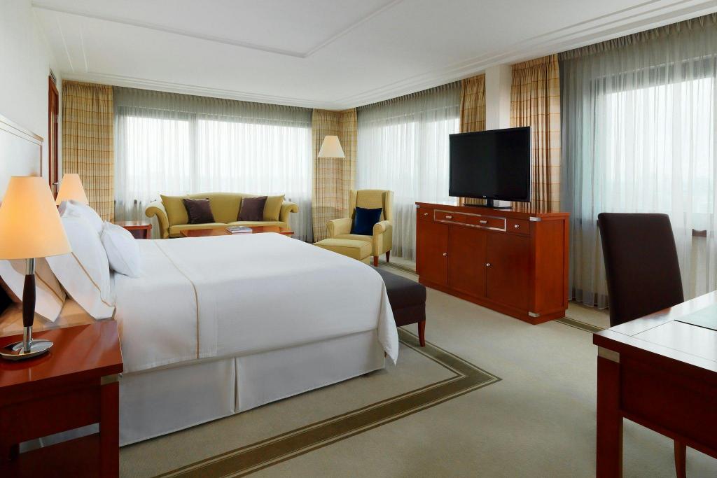 1 Bedroom, Deluxe, Suite, King Bed, Round Bed, City View, Sofa, Large