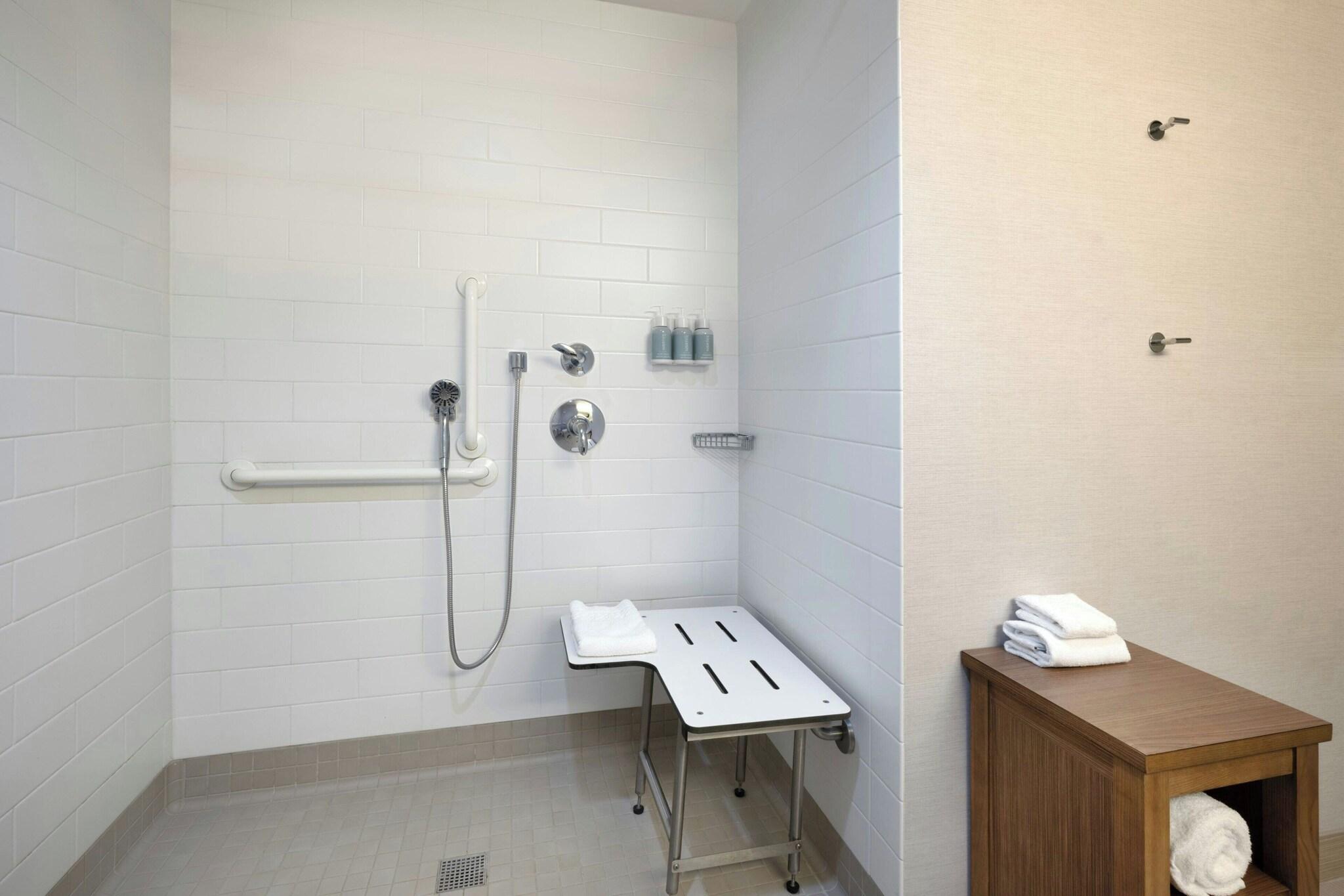 غرفة بسرير كينج لذوي الإعاقة، Courtyard Redwood City 3/4