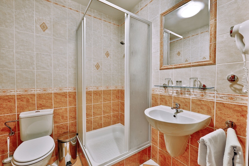Hotel Attic 40/40