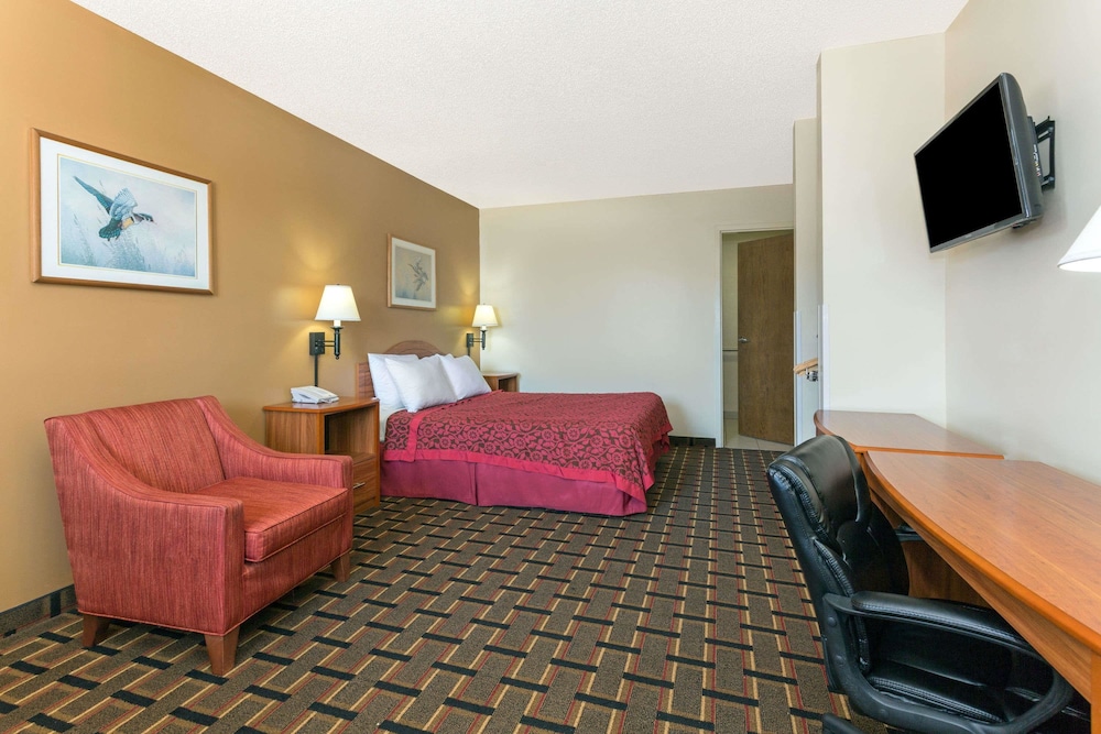 Days Inn by Wyndham Paxton 15/18