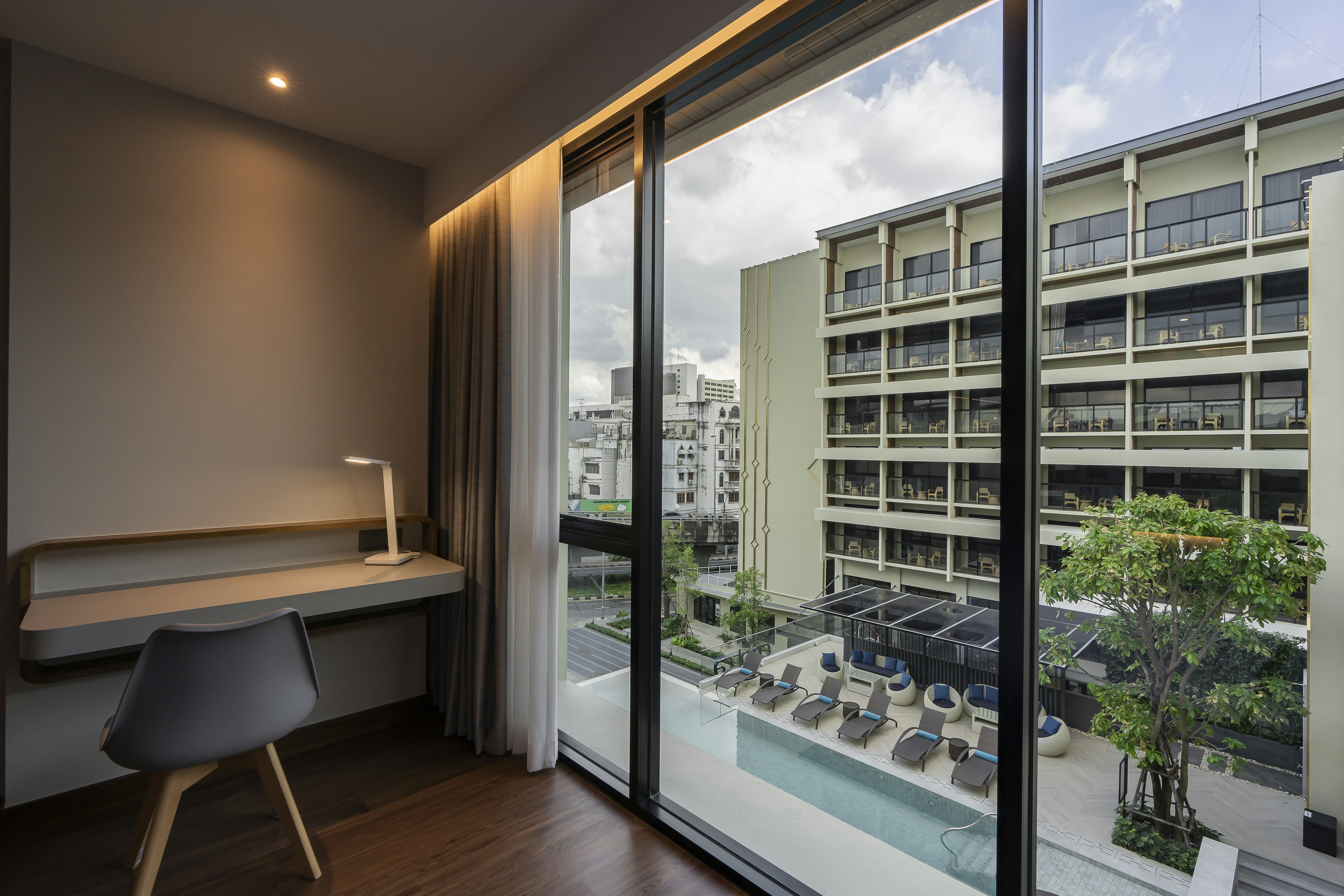 Centara Life Hotel Bangkok Phra Nakhon 42/67