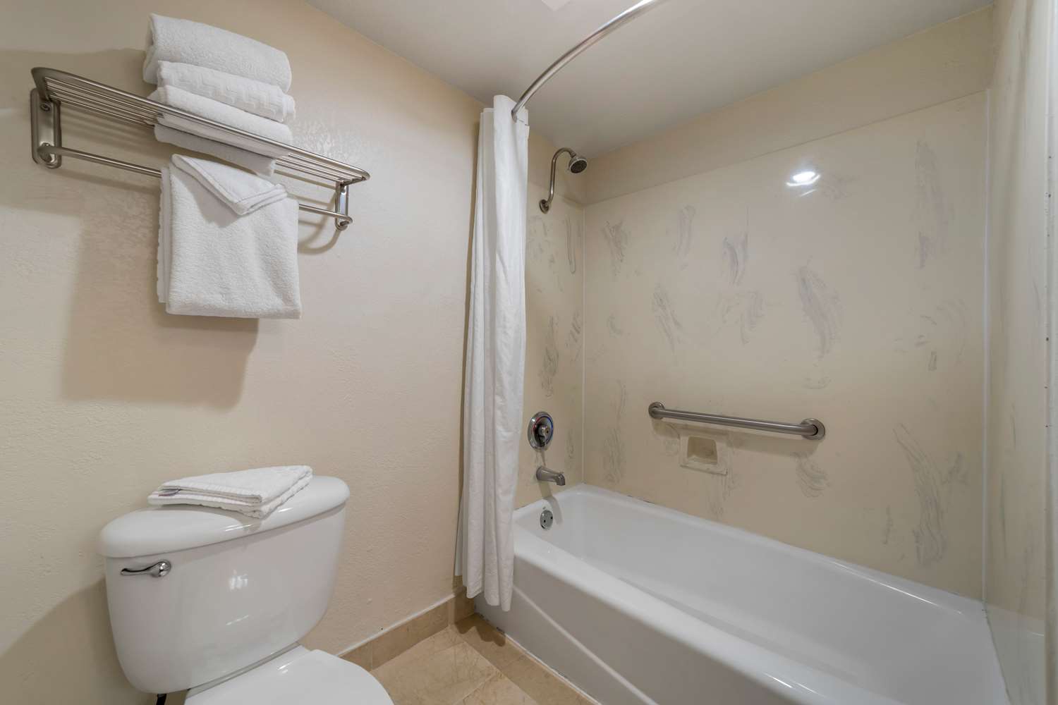 غرفة كبيرة بسرير كينج مع أريكة، Best Western Plus Northwoods Inn 5/6