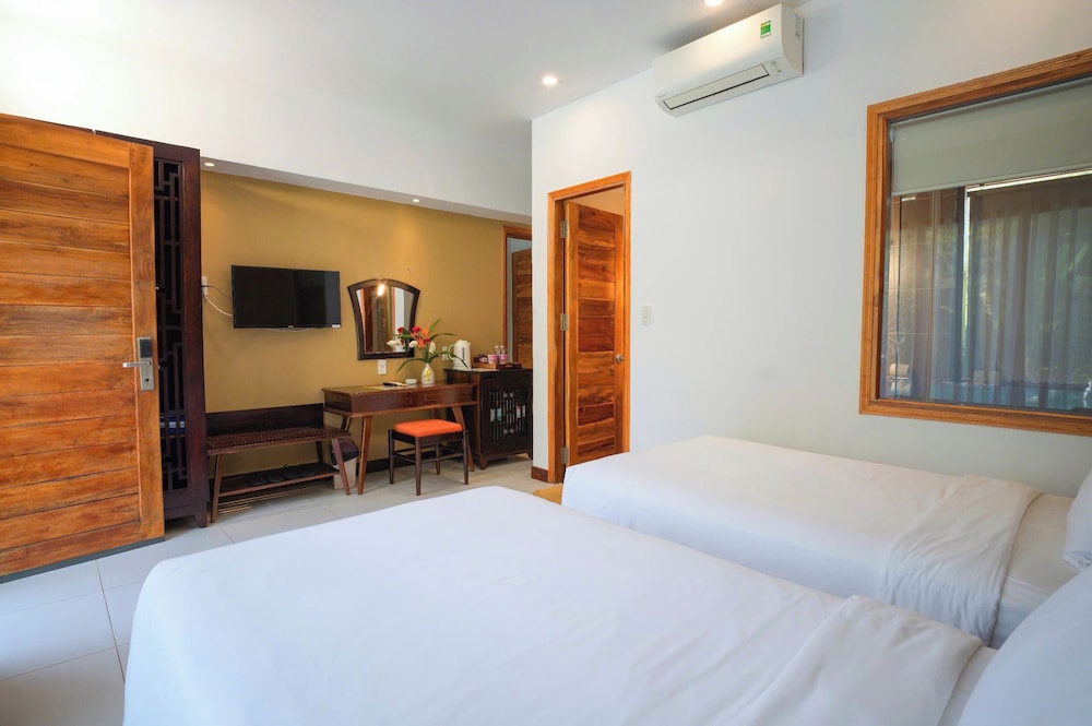2 Bedrooms, Family Suite, 1 King and 1 Single Beds, Pool View, Pool Side، Nadine Phu Quoc Resort 3/4