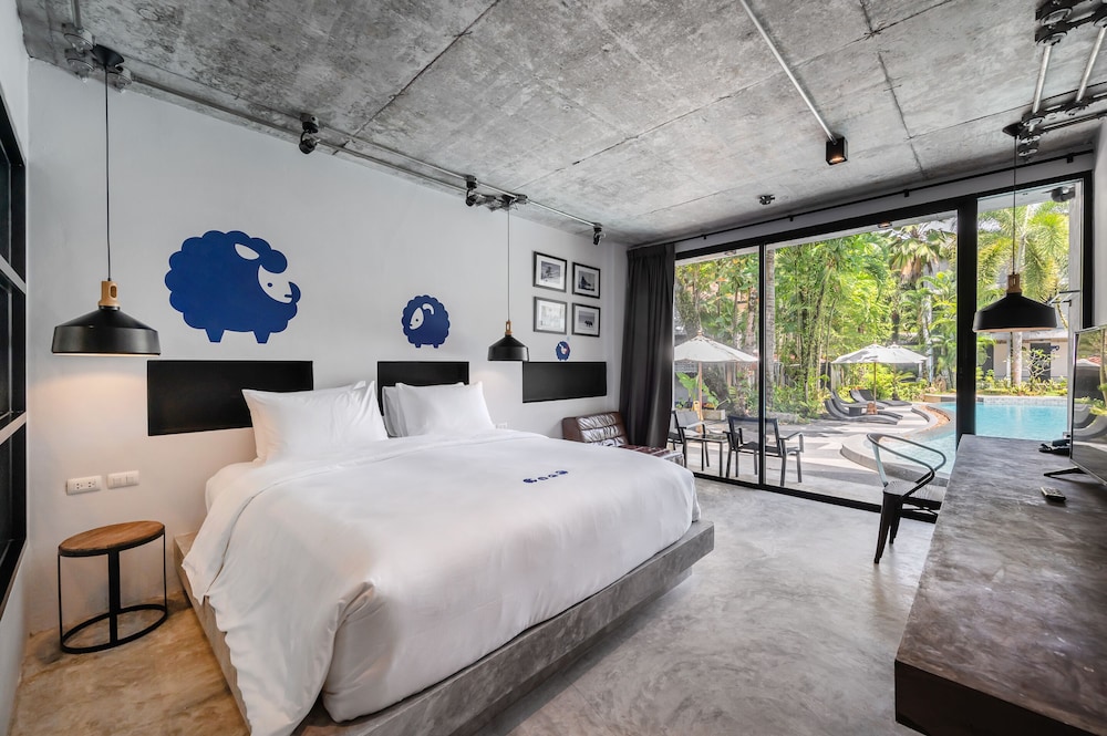 SUPERIOR, DOUBLE BED, POOL ACCESS