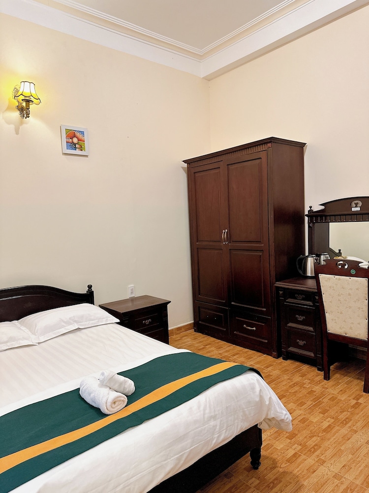 Standard, Queen Bed