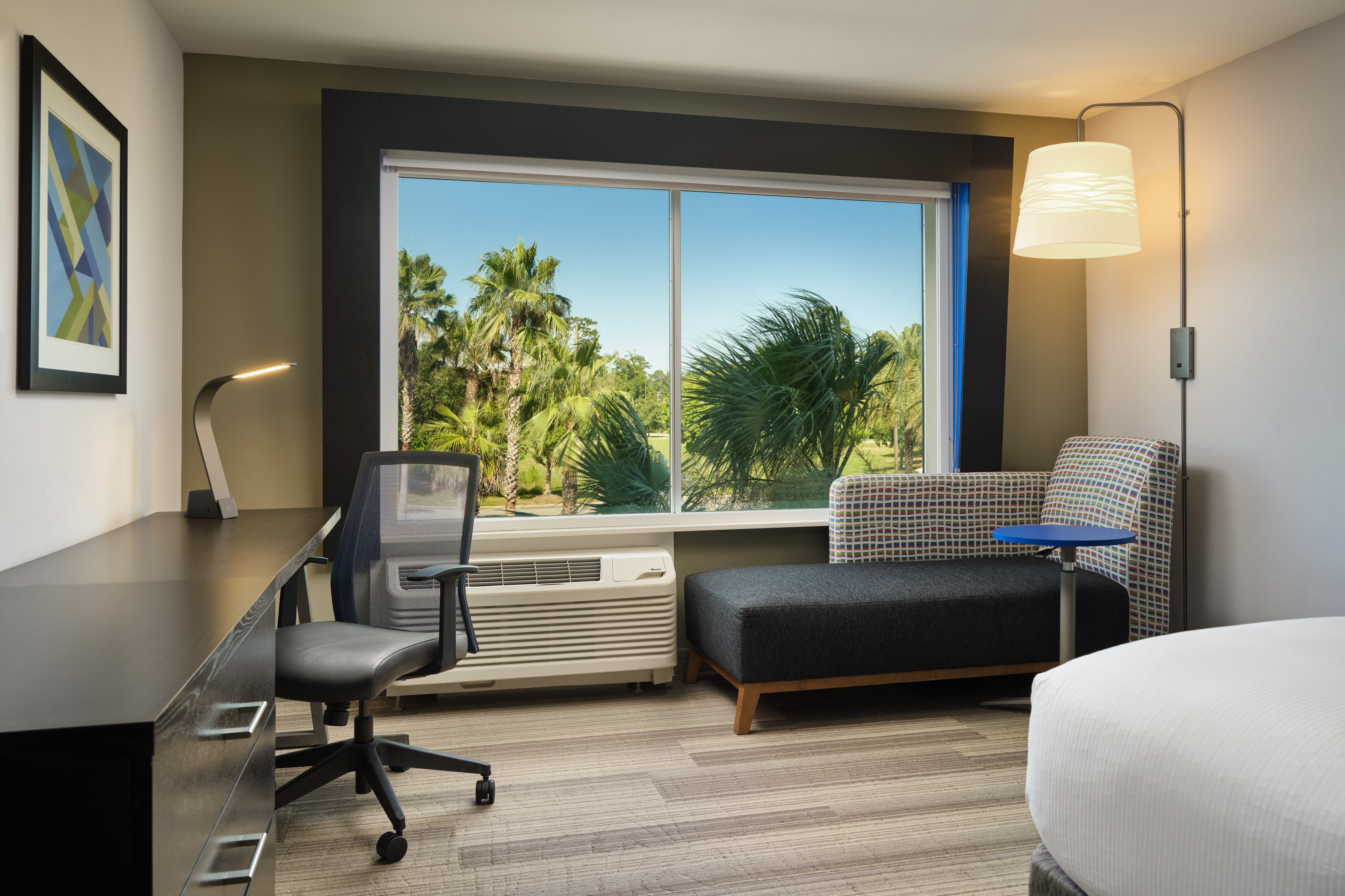Holiday Inn Express and Suites Brunswick 32/48