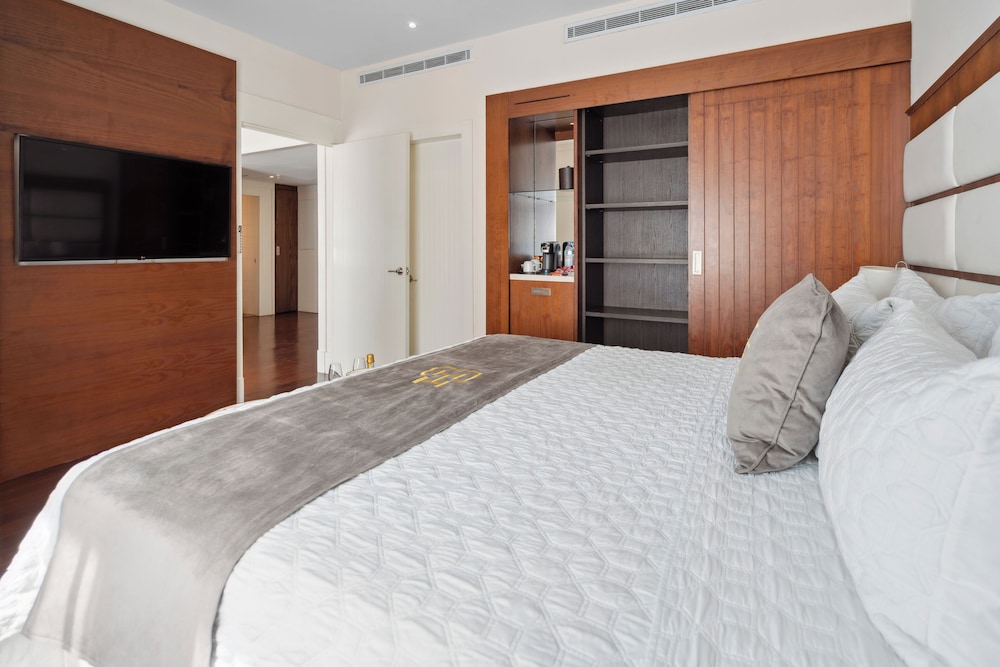 PRESIDENTIAL, SUITE, KING BED, JETTED TUB