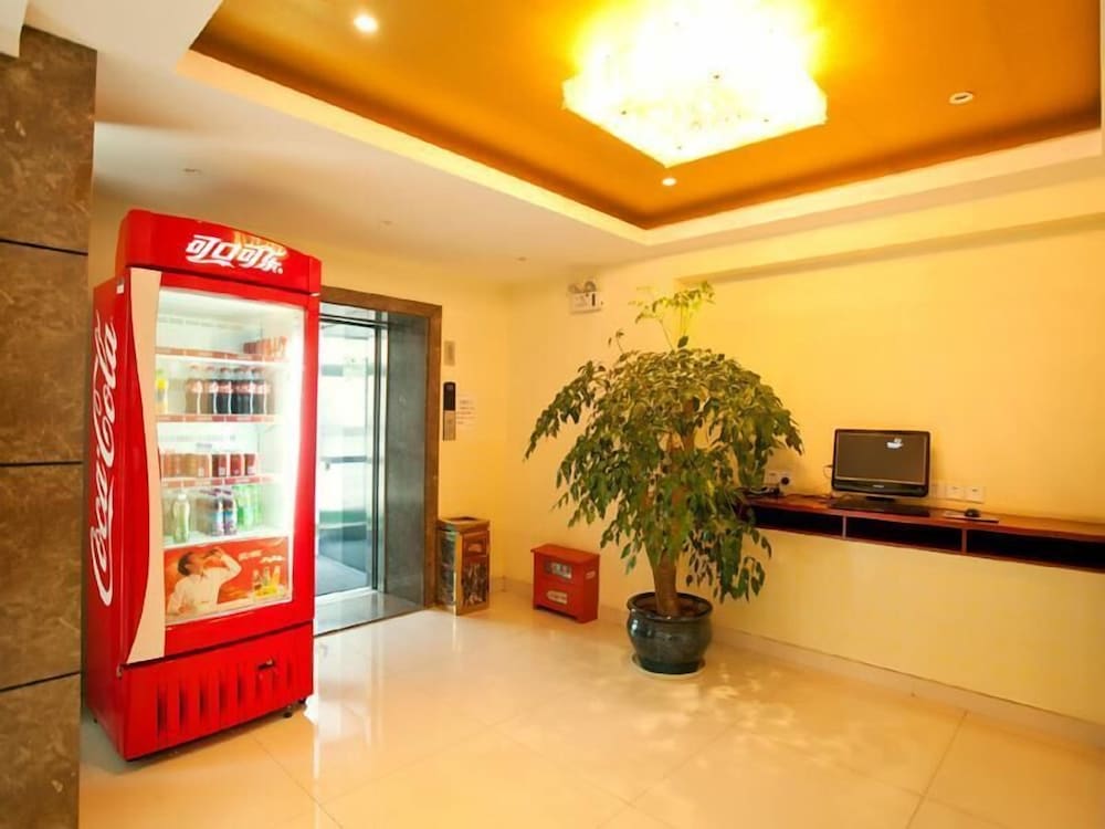 GreenTree Inn (Nanjing Yuhuatai Scenic Area, Zhonghuamen Metro Station) 6/28