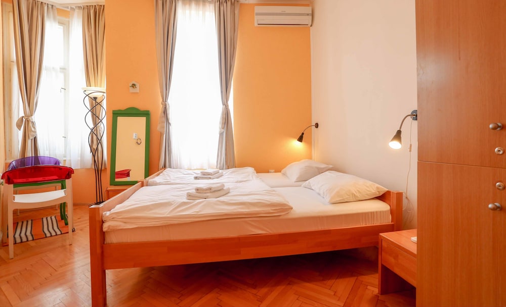 ROOM, DOUBLE OR TWIN BED, CITY VIEW, SHARED BATHROOM