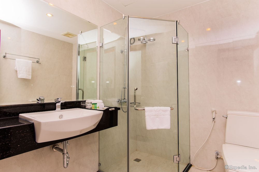 Elegant Suites Westlake 70/72