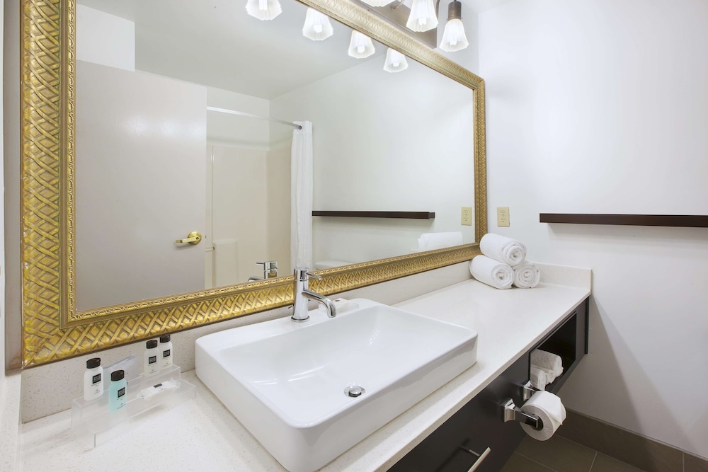 Country Inn and Suites By Radisson Big Rapids MI 18/30