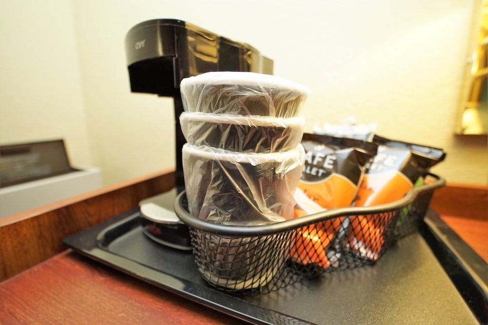 Faribault Hometown Inn & Suites 24/41