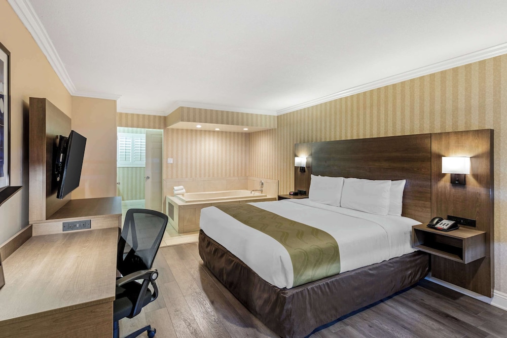غرفة ديلوكس بسرير كينج بجاكوزي، Quality Inn Suites Anaheim Maingate 3/5