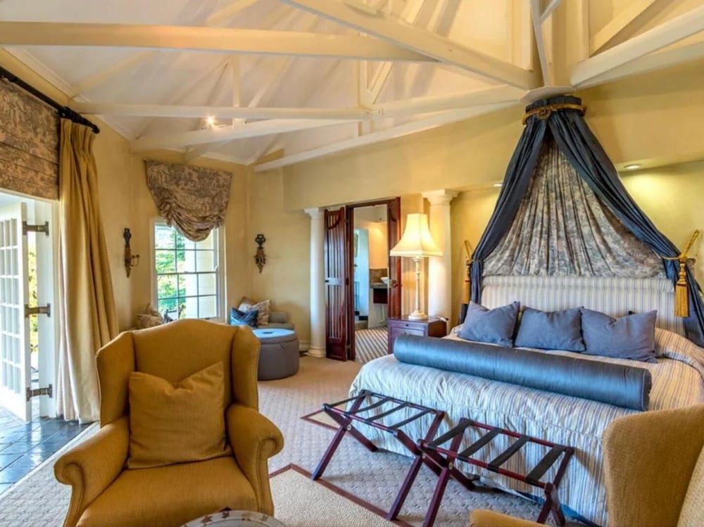 Blue Mountain Luxury Lodge 24/33