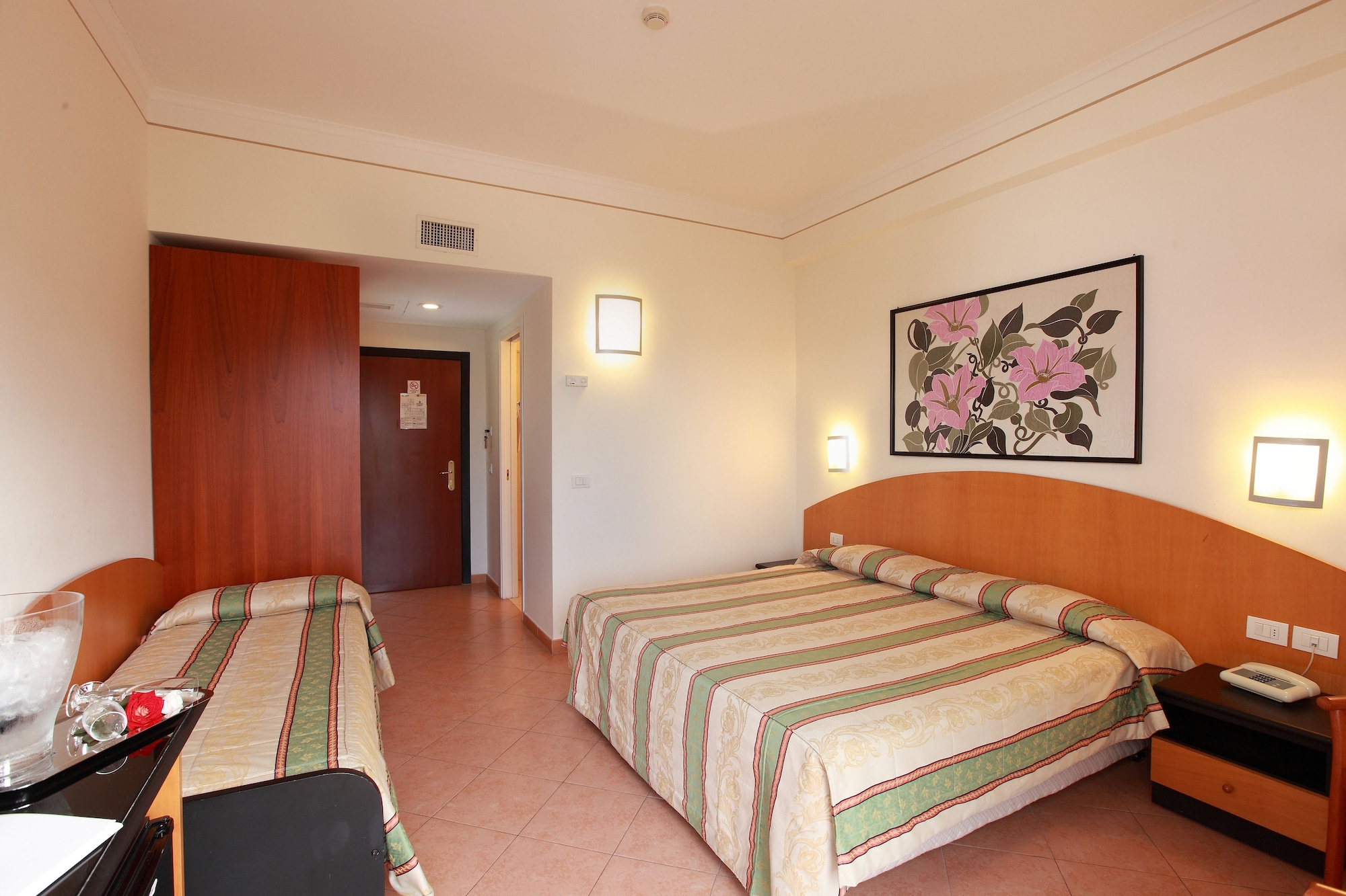 ROOM, TRIPLE, MULTIPLE BEDS