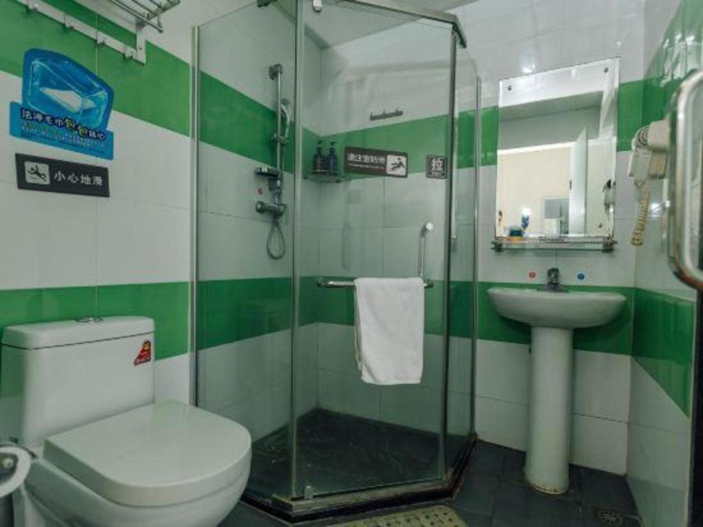 7 Days Inn (Guangzhou High-speed Railway Station Huijiang Metro Station) 32/37