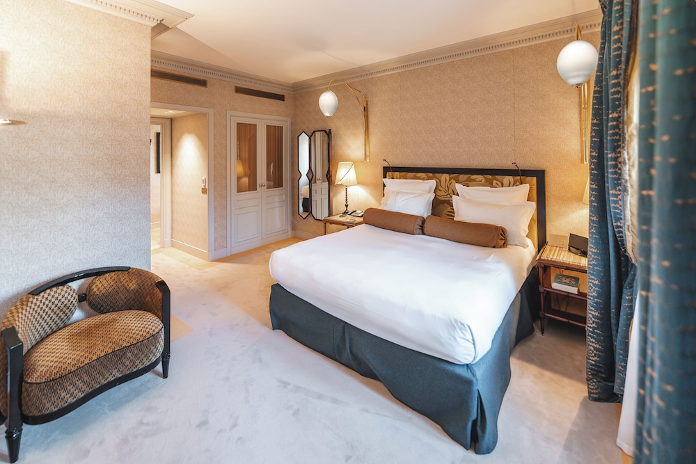 Superior, Queen Bed, Village Side