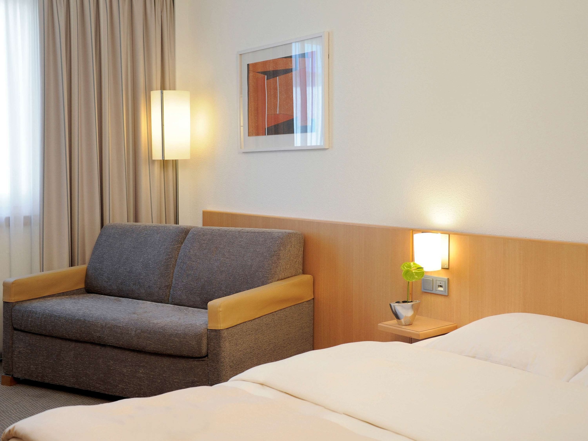غرفة قياسية بسرير كوين مع أريكة، Novotel Dusseldorf City West 4/4