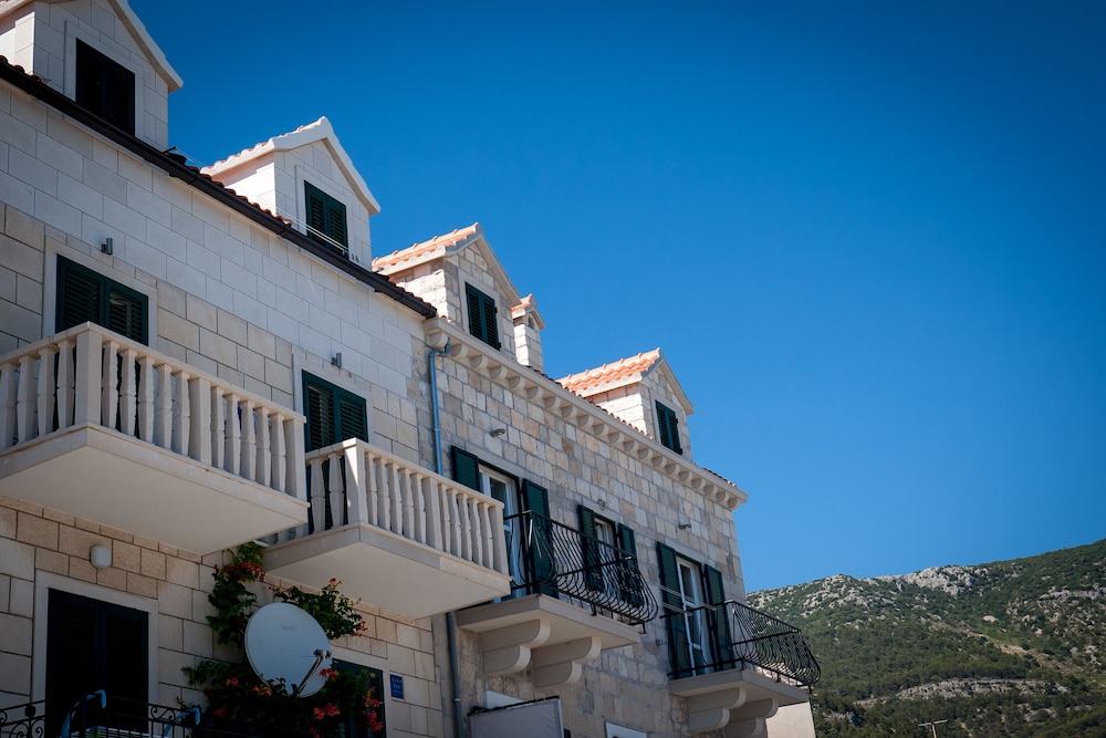 Luxury Seaside Apartments 2/50