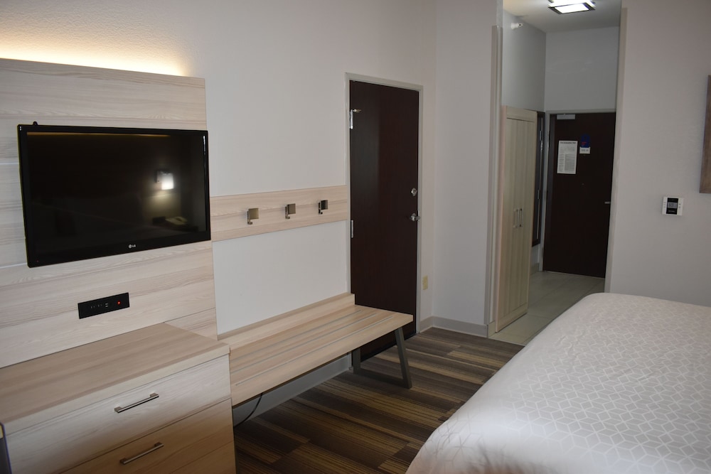 Holiday Inn Express Hotel Suites Mcpherson 49/64