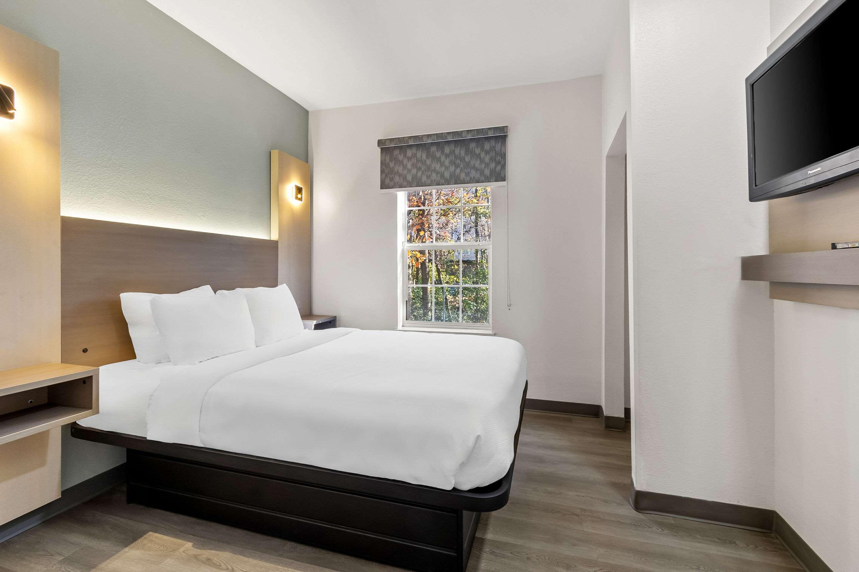 EFFICIENCY, 3 QUEEN BEDS, ACCESSIBLE