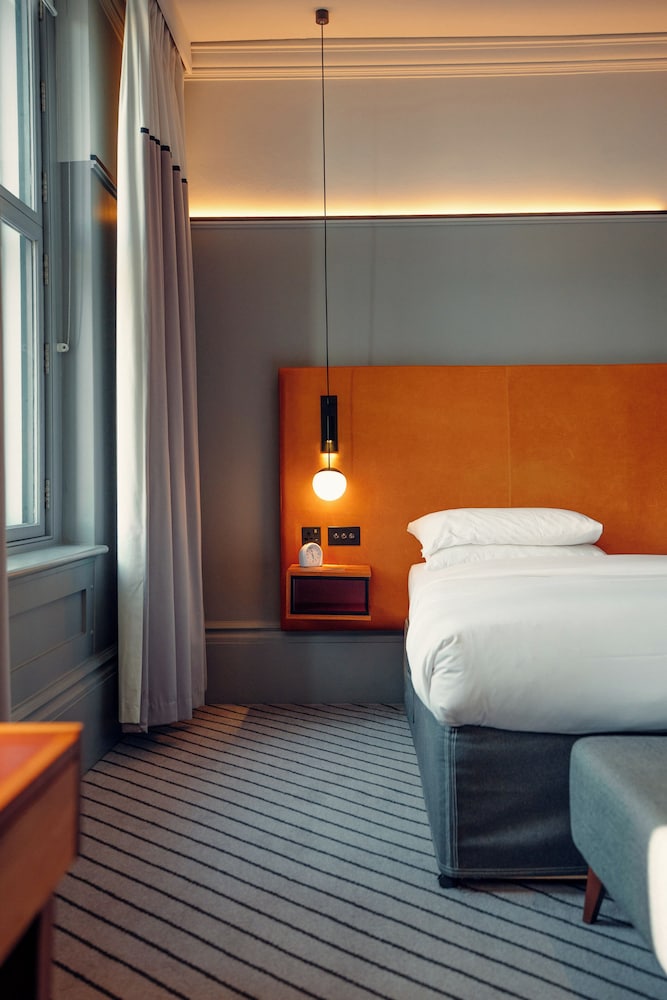 DELUXE, QUEEN BED