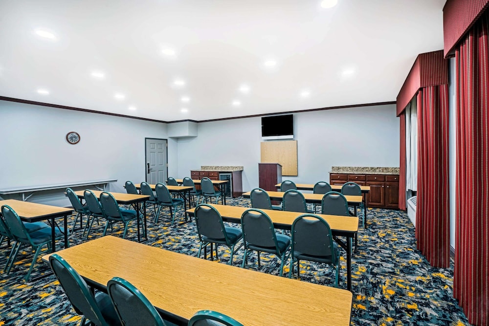 La Quinta Inn And Suites By Wyndham Cookeville 30/35