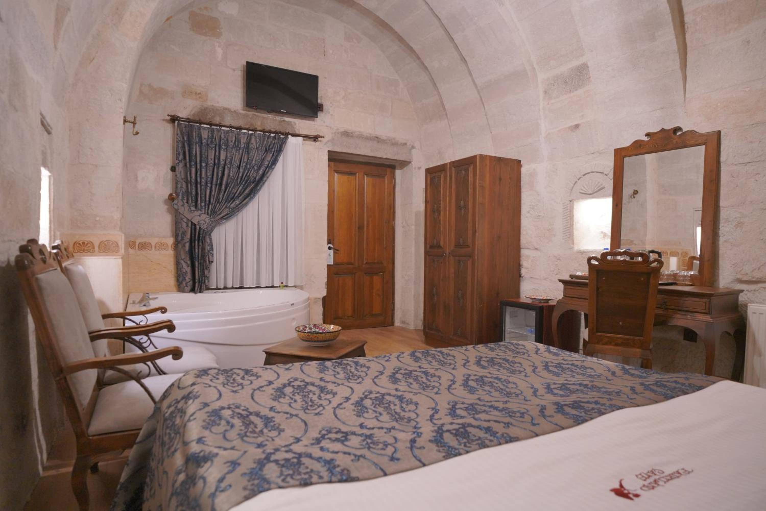 Honeymoon, Suite, FAIRYLAND CAVE HOTEL 2/10