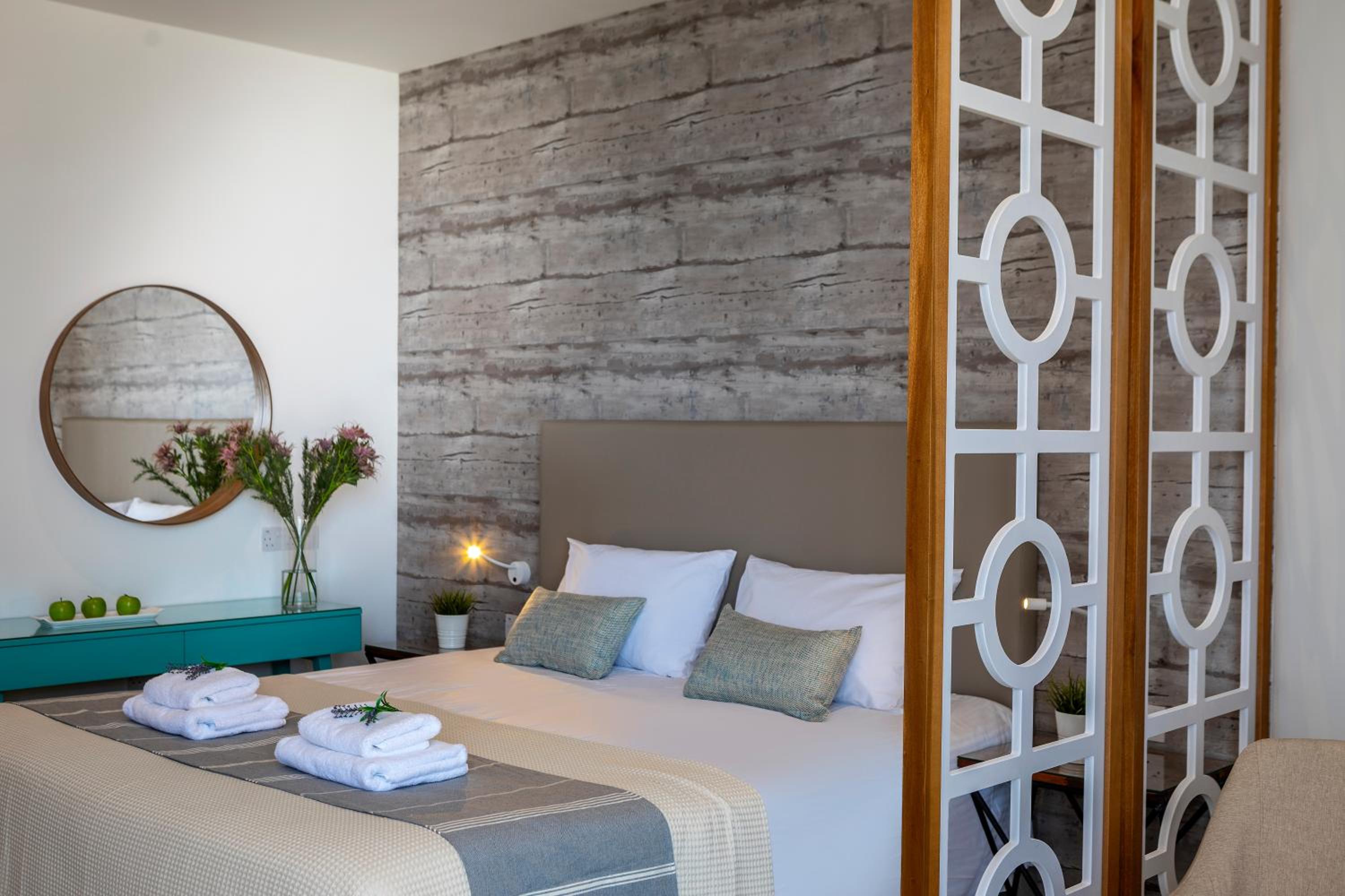 Deluxe, Single Bed, Lateral Side Sea View, Executive Lounge Access، Leonardo Plaza Cypria Maris Beach Hotel And Spa - Adults Only 5/8