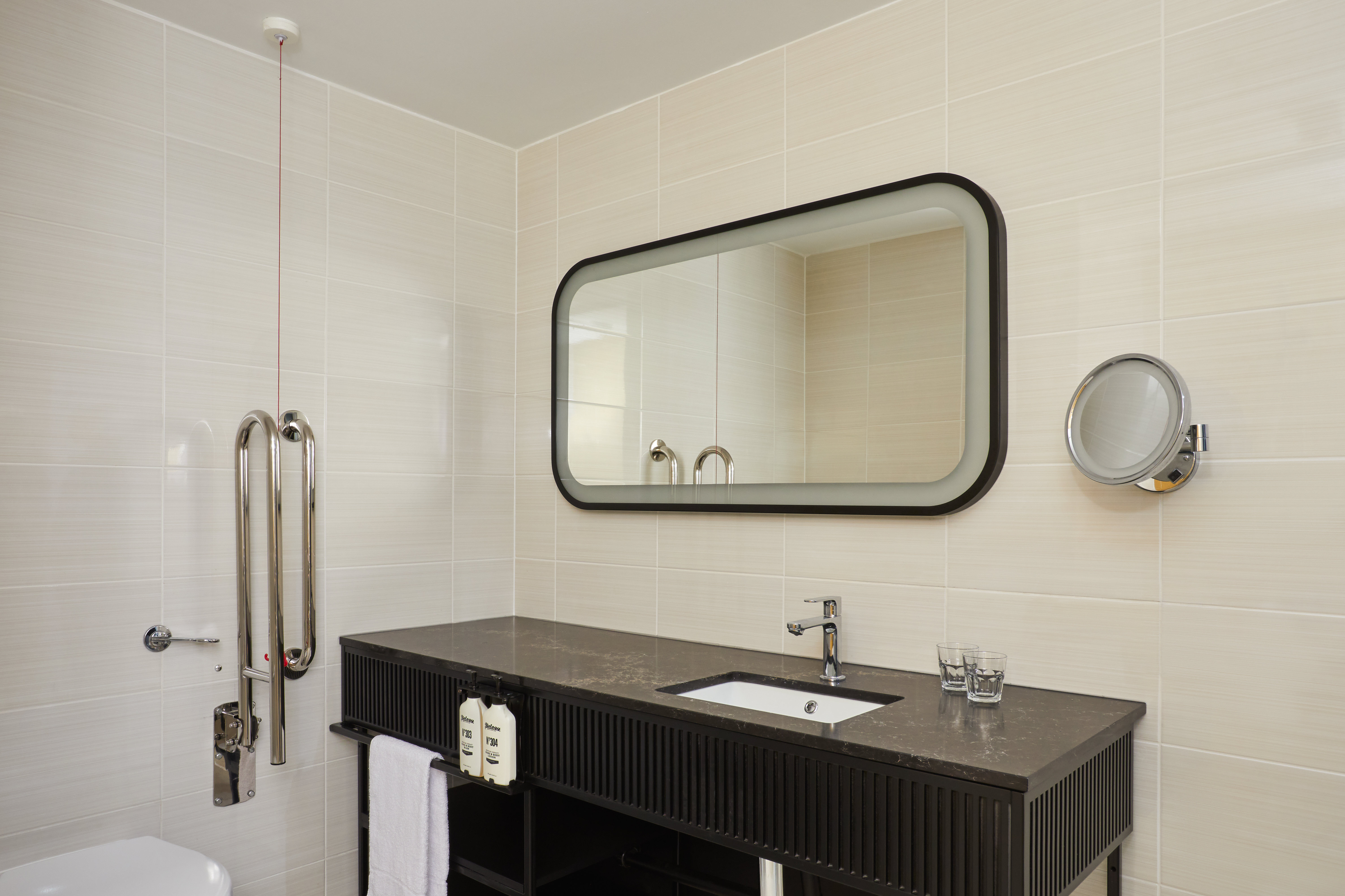 غرفة بسرير كينج لذوي الإعاقة، Indigo Hotel Newcastle 2/3
