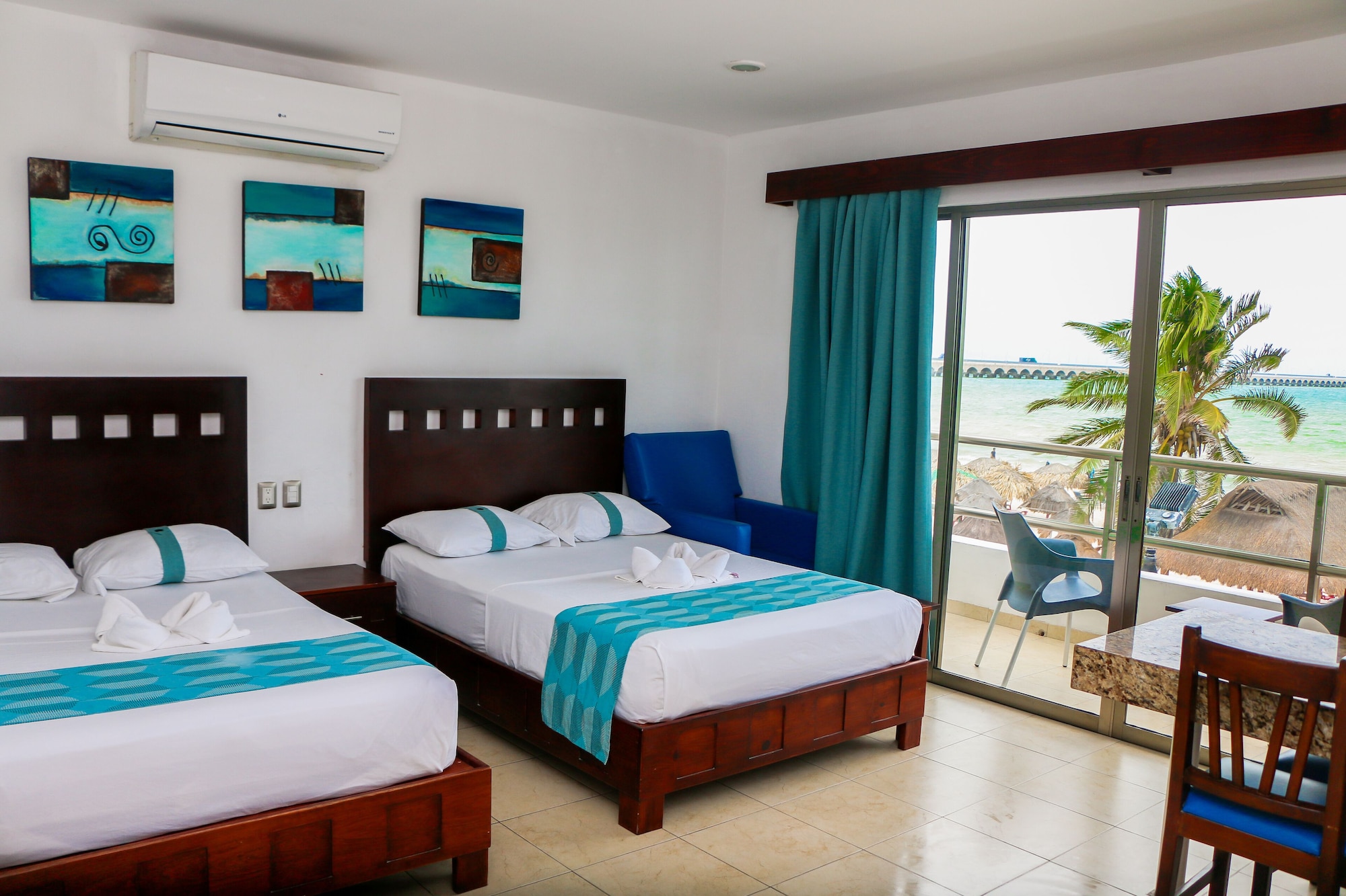 STUDIO, SUITE, 2 DOUBLE BEDS