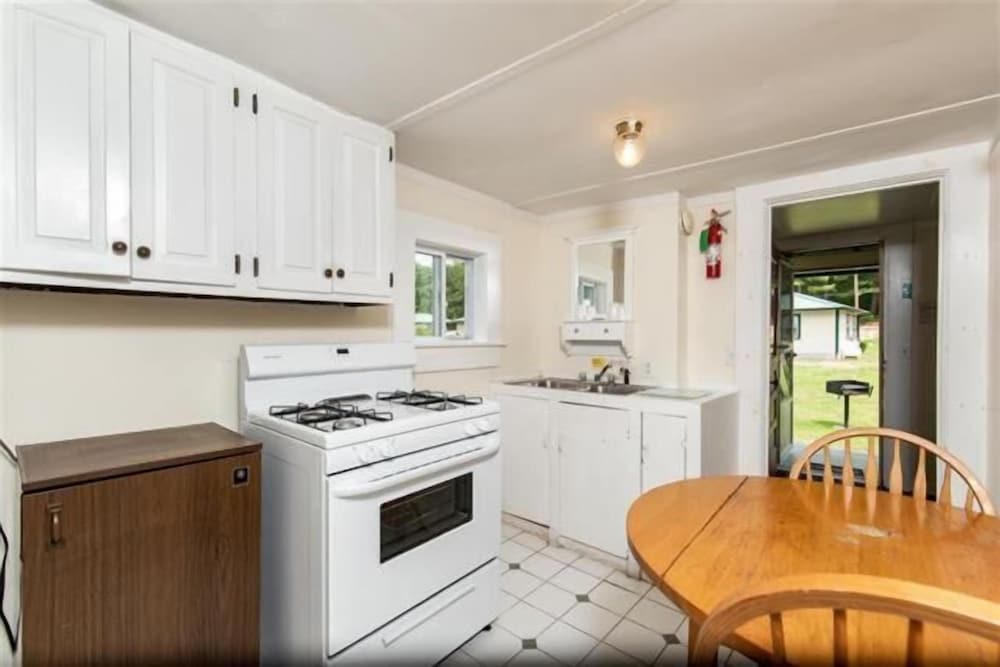 Perrys Motel & Cottages Ltd 30/47