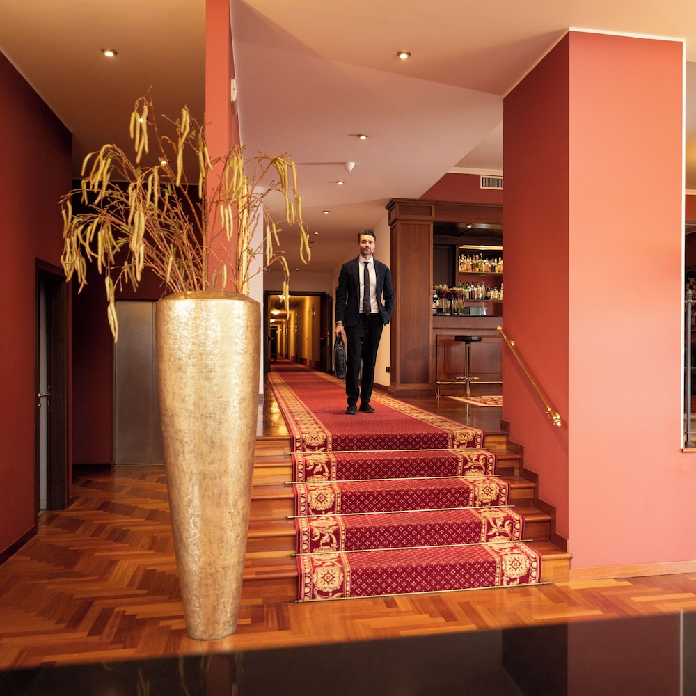 Maxim Hotel 8/40