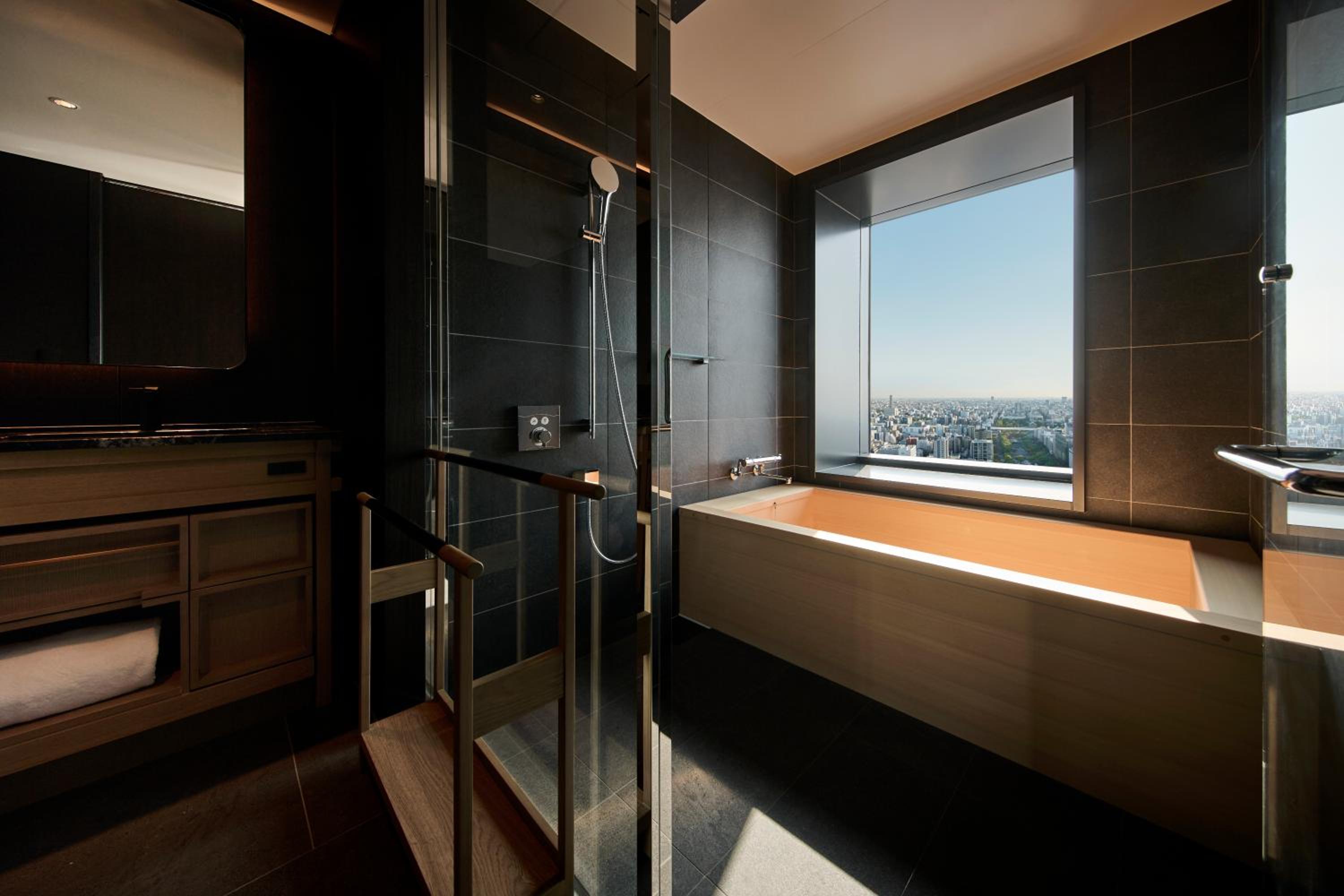 Iconic, Suite, No Window