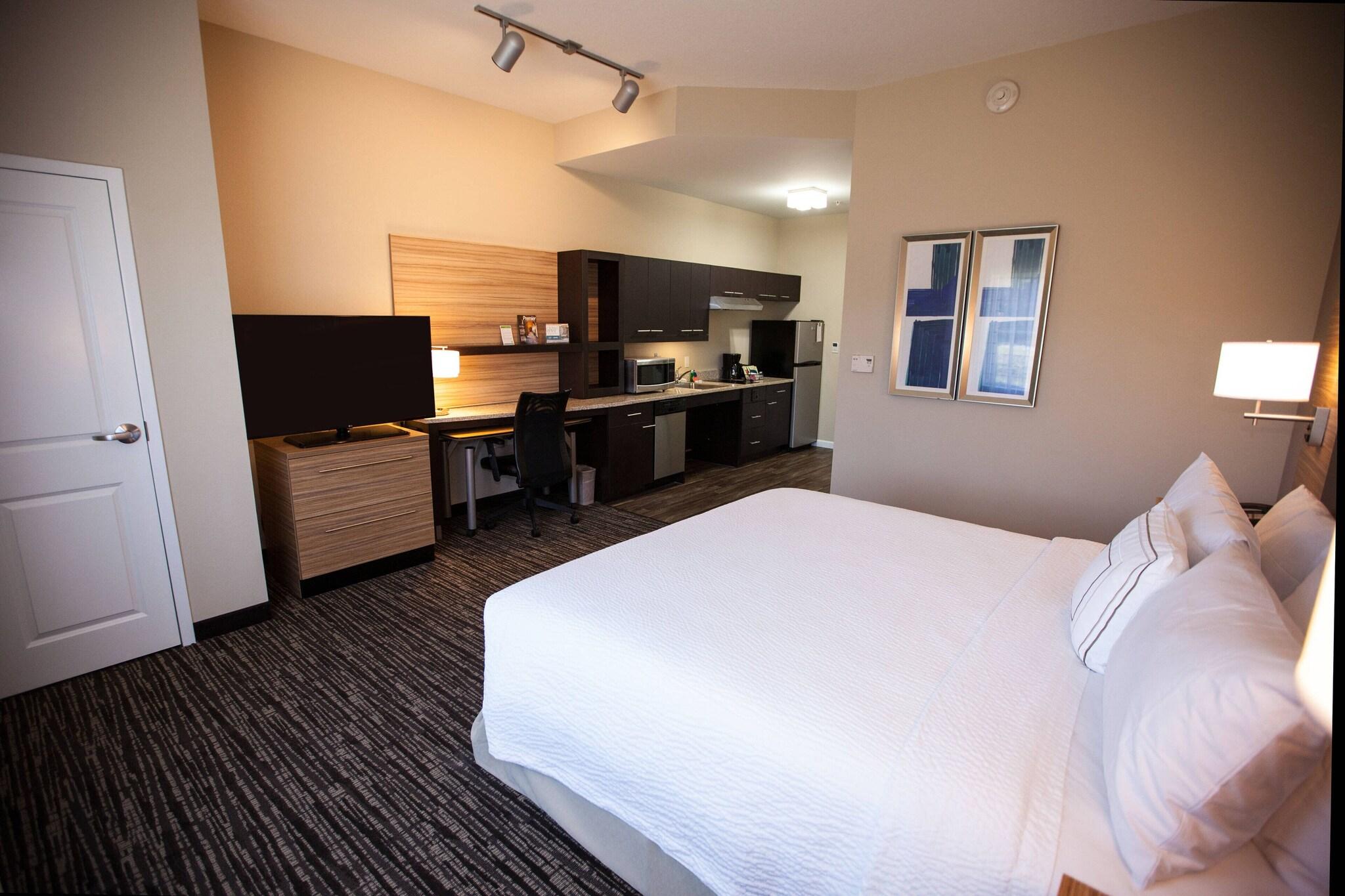 Studio, Queen Bed