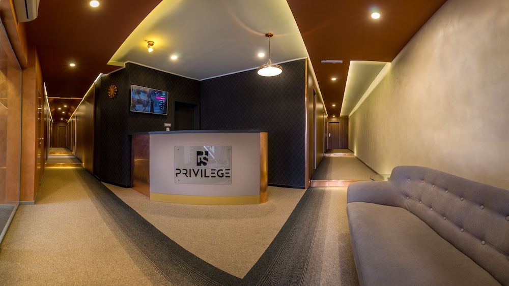 Privilege Suites By Central Park 6/69