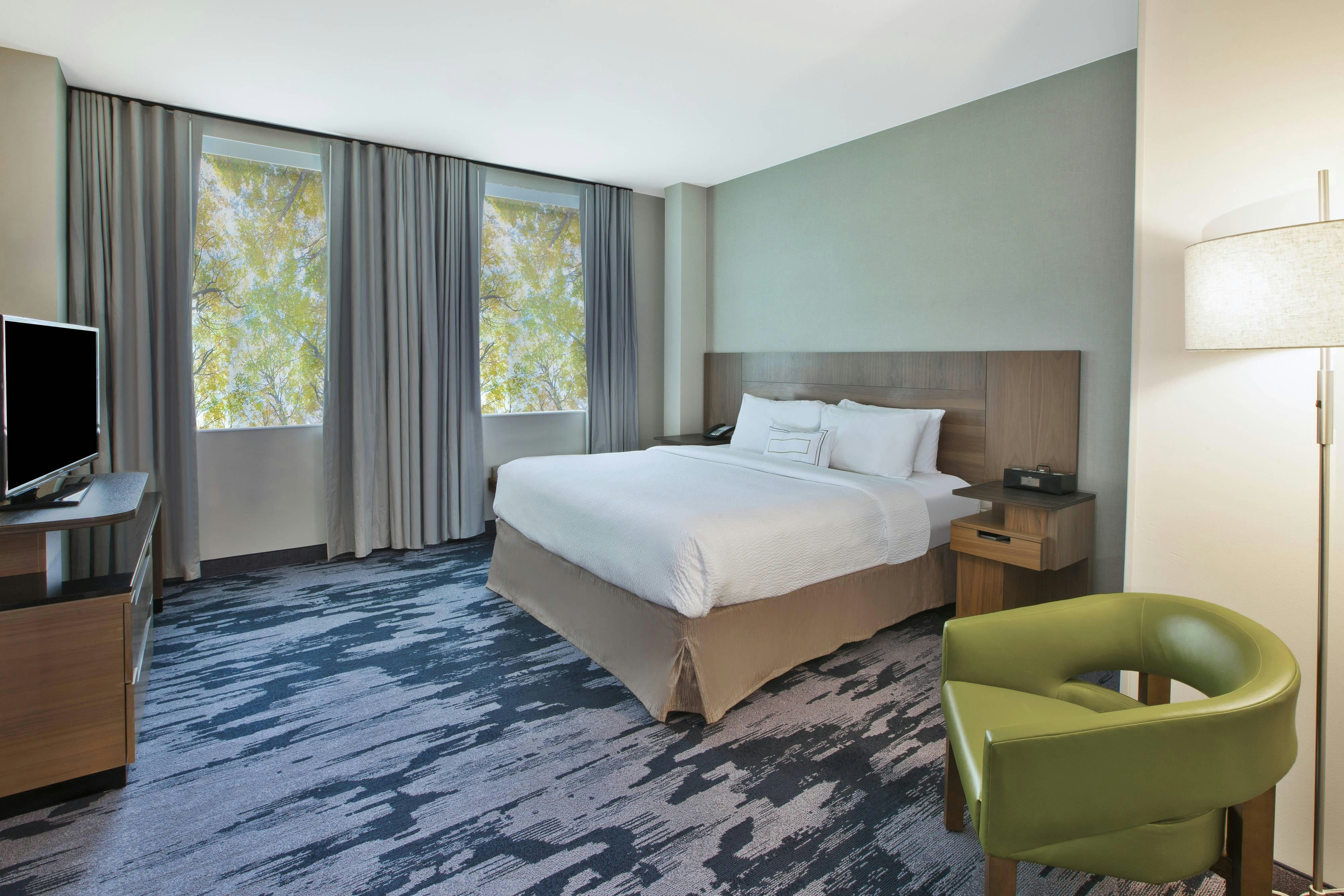غرفة بسرير كينج، Fairfield Inn Suites Milwaukee Downtown 2/5